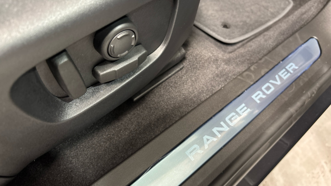 Land Rover Discovery Sport 2.0 D200 Metropolitan 5dr Auto [5 Seat] Diesel Station Wagon - Image 37